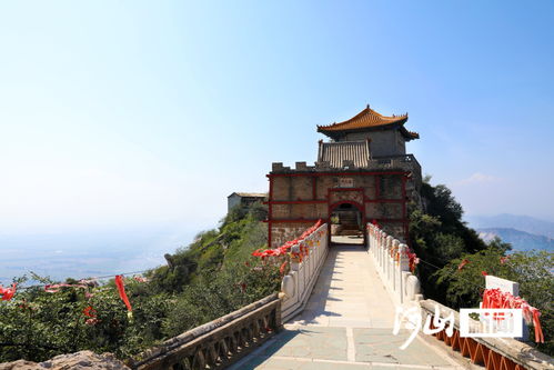 奇秀鸡鸣山 一峰飞来高插云，故云行